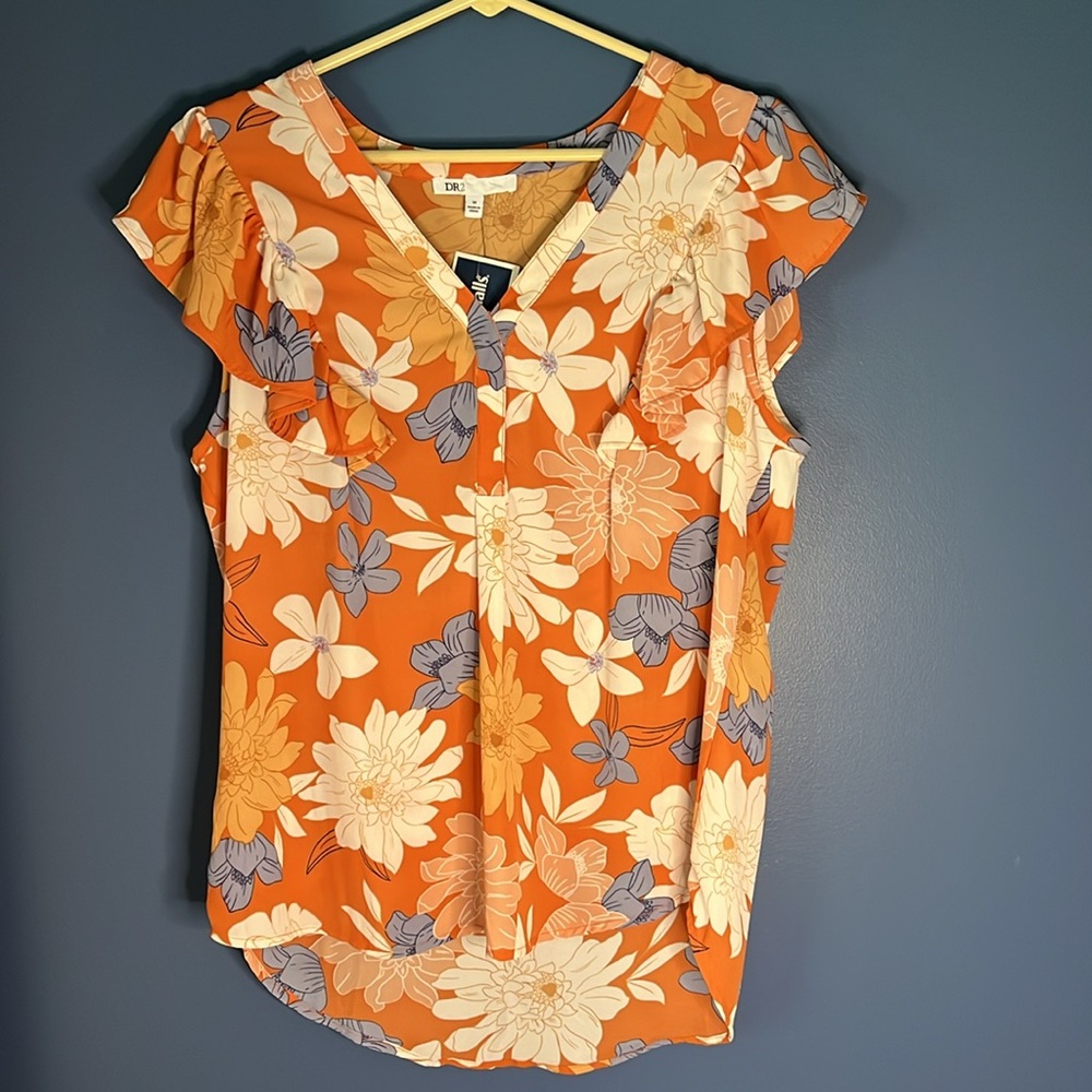 DR2- summer flutter floral top, peach, gray & cream-white,NWT med., v-neck